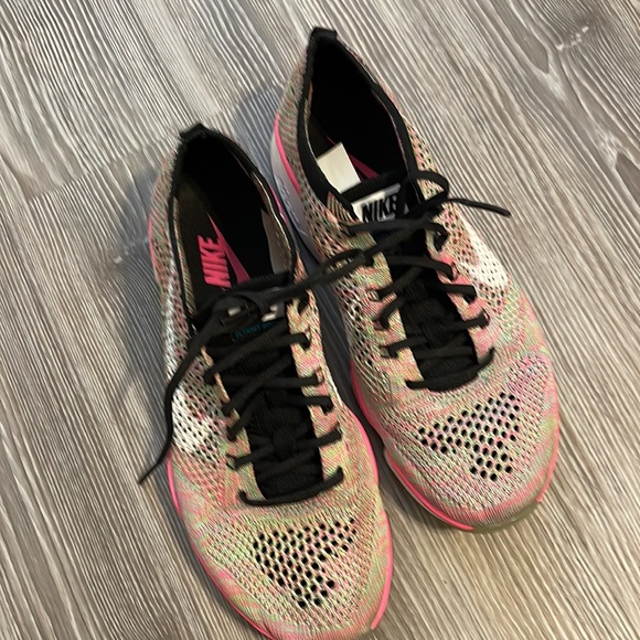 Nike shoes - Picture 2 of 3